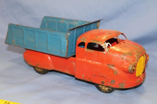 UNKNOWN MAKER VINTAGE DUMP TRUCK, 13 IN LONG