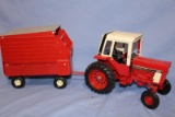 INTERNATIONAL 1586 TRACTOR & ERTL SILAGE TRAILER