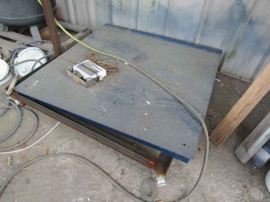 5000 lb capacity electronic scale on casters
