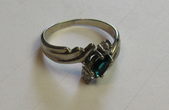 sterling silver ring with emerald stone size 7