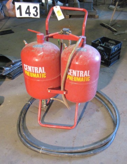 Central pneumatic dual sand blast media tanks on cart