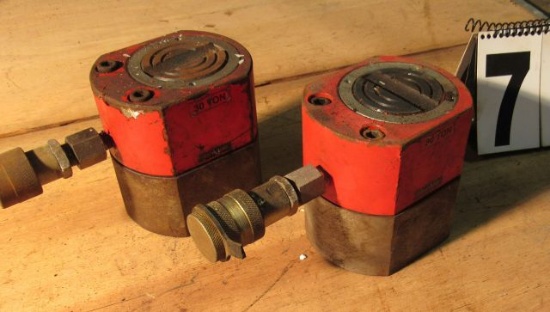 30 ton hydraulic jacks 1/2" stroke item 144982 with hi flow couplings tested good