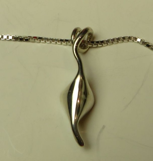 Sterling pea pod on 18" box sterling chain