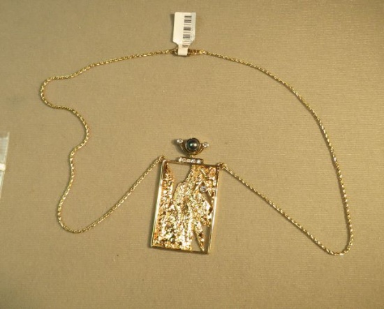 14K - yg- framed textured pendant w/7 diamonds & black dyed pearl - weight 21.8 g