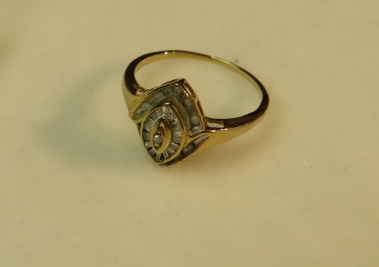 10K -yg- ring w/8 round diamonds & many baguettes - size 6 (estate jewelry)