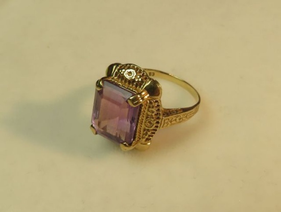 14K -yg- ring - size 8 - w/amethyst center stone (estate jewelry)