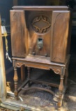 1930's am tube style radio in cabinet