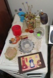 Table top trinkets including a wood wine stopper, ceramic log cabin, Japanese wood miniature barrel,