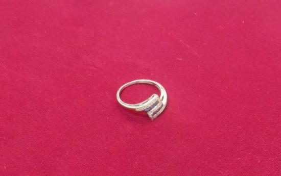 14K white gold ring - size 8 7/8 - 6 emeralds & many 0.1 diamonds (estate jewelry)