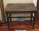 small turned leg table 14 x 22
