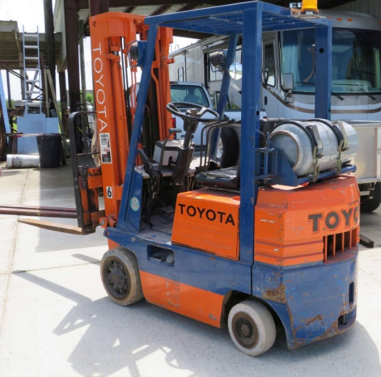 Toyota model 5 forklift with triple stage mast FGC15 2500 lb cap 24" load center, lifting height 185