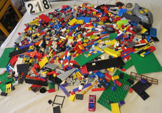 bucket of 1000+ pieces small Lego blocks and pieces vintage 80' and 90's castle pirates and space