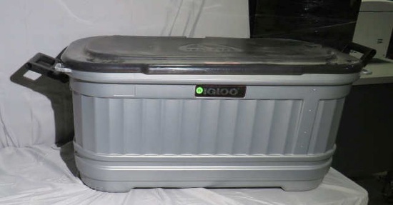 Igloo cooler party bar in shape of water trough 125 qt capacity