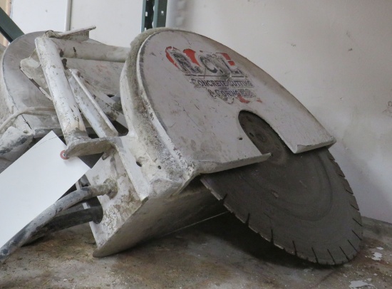 Hydraulic saw with blade