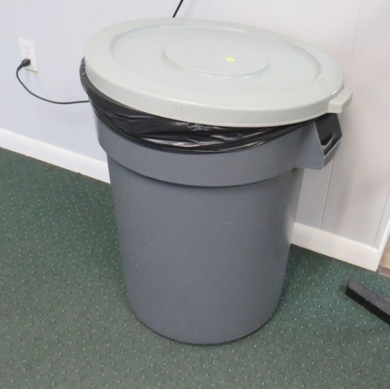 large Rubbermaid garbage can with lid