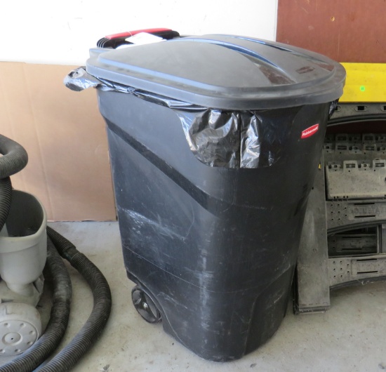 Rubbermaid 30 gal trash can