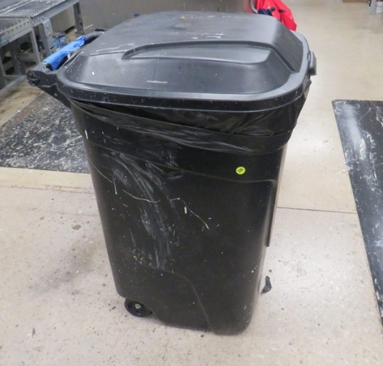 heavy duty plastic lidded trash can
