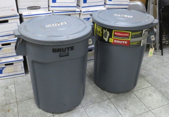 Rubbermaid commercial trash can with lids 44 gallon size clean (previously used for dirty uniform...