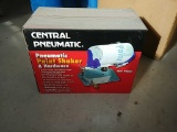 Central pneumatic paint shaker
