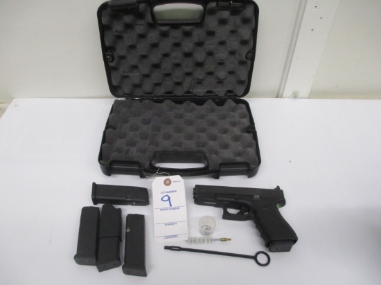 9 MM GLOCK PISTOL MODEL 19 WITH CASE AND ACCESORIES