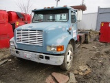 TRASH TRUCK-2001 I-H SHORT WB J HOOK ROLL OFF TRUCK-TRUCK SELLS WITH 15 DAY TITLE DELAY TERMS