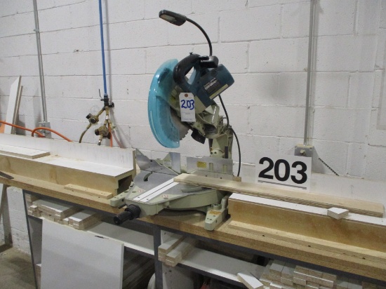 MAKITA 12 IN SAW MOD. LS1214FL WITH WORKSTATION TABLE ON CASTERS/VAC SYSTEM & AIR HOSE REEL