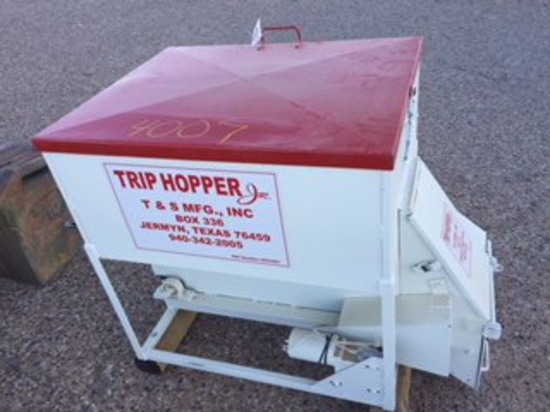 4007 TRIP HOPPER FOR CATTLE CUBES "NEW"