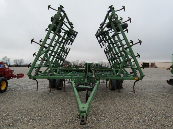 1494 980 JOHN DEERE WING FOLD FIELD CULT W/HARROWS 37' 3'' S/N:N00980X008331