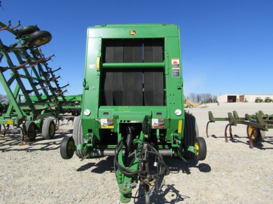 3158 469 JOHN DEERE MEGAWIDE PLUS ROUND BALER W/NET WRAP W/PTO 540 W/MON PRO 19606 BALES S/N:1E00...