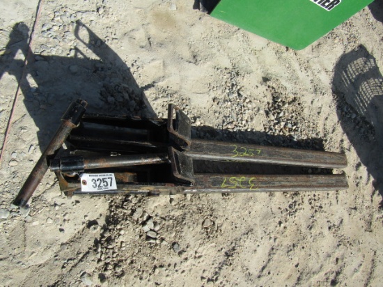 3257 LANDPRIDE PALLET FORKS FOR LOADER BUCKET