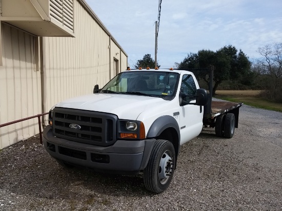 Ford 2005 F550SD flatbed v8 28,550 miles