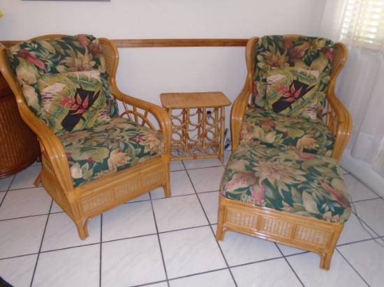 4 pc Wicker set with cushions & pillows