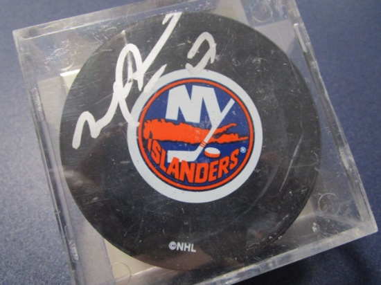 Michael Peca of the NY Islanders signed autographed hockey puck Topps COA 660