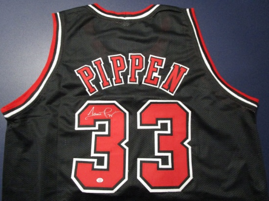 Scottie Pippen of the Chicago Bulls signed autographed basketball jersey PAAS 539