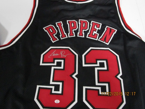 Scottie Pippen of the Chicago Bulls signed autographed basketball jersey PAAS COA 538