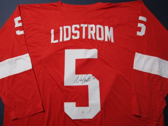 Nicklaus Lidstrom of the Detroit Red Wings signed autographed hockey jersey PAAS COA 157