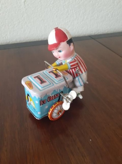 Wind-up Ice Cream Man Vintage Toy - 4 inches high - working