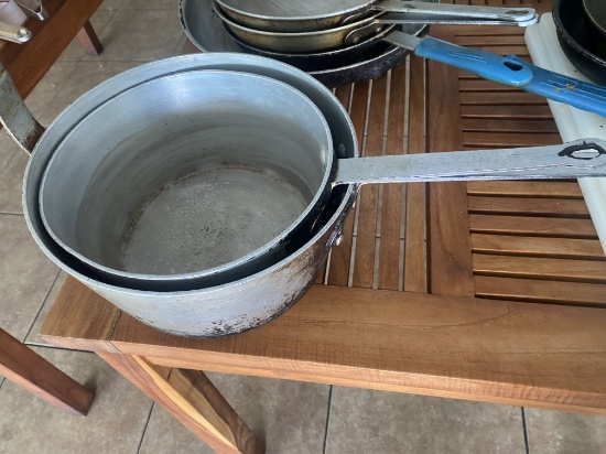 lot of two Sauce Pots