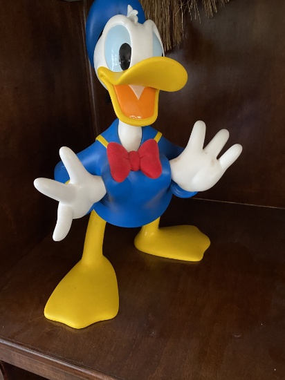 Donal Duck Statue