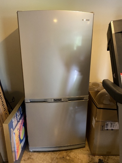 Late Model Refrigerator (NOT Working)