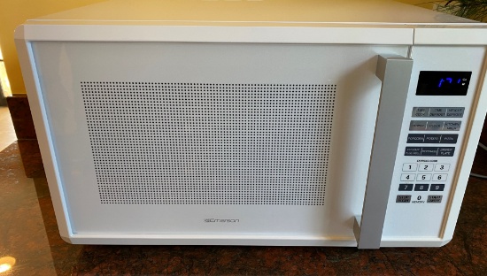 Emerson White Countertop Carousel Microwave Oven