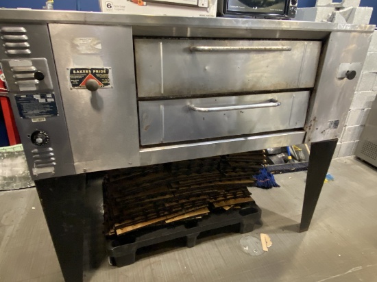 Baker's Pride Model DS805 Single Stack Gas Pizza Oven. Bricks In Very Good Condition