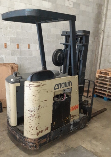 Crown Electric Forklift - No battery Charger - 850 Hours