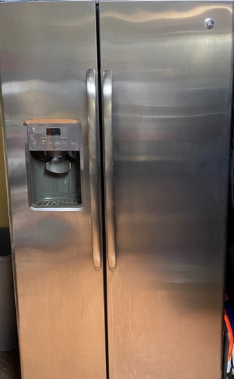 GE GSS25C Side By Side S/S Refrigerator Freezer With Water And Ice Dispenser (contents not included)