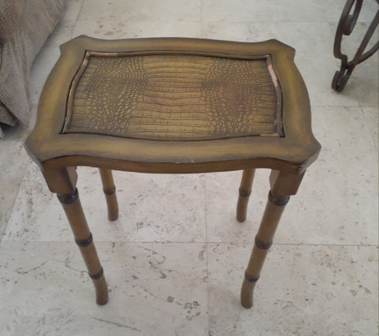Small wooden side table - small issues - 18 x 13.5 inches