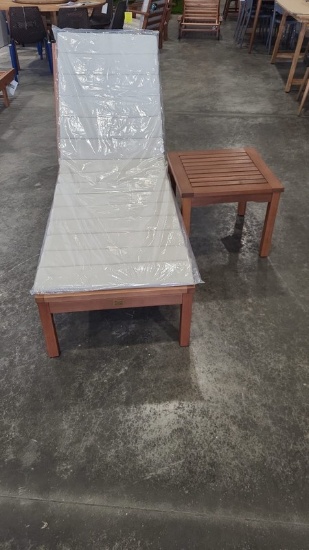 OPEN BOX - BRAND NEW OUTDOOR 100% FSC SOLID WOOD CHAISE LOUNGER WITH CREAM CUSHIONS AND SIDE TABLE