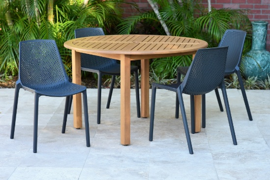 BRAND NEW OUTDOOR 100% FSC SOLID TEAK FINISH WOOD ROUND TABLE 47" WITH 4 STACKABLE RECYCLED RESIN CH