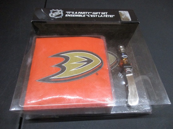 (8) Anaheim Ducks NHL Licensed Gift Set Brand New !! Box 127