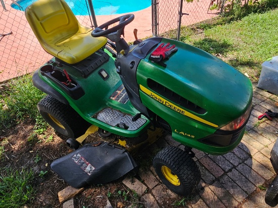 John Deere LA145 Riding Lawn Mower (does not start)