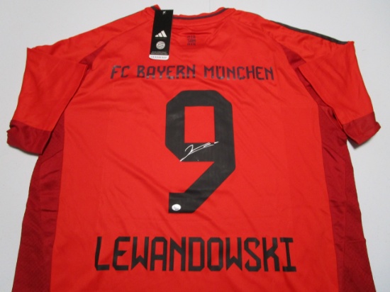 Robert Lewandowski of FC Bayern Munchen signed autographed soccer jersey PAAS COA 695